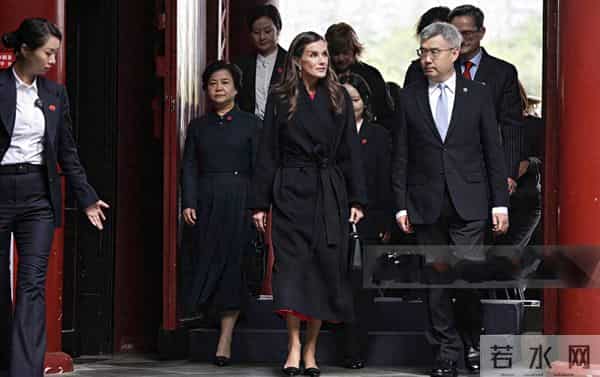 西班牙王后穿红裙游玩成都望江楼,51岁气场依旧惊艳,优雅迷人