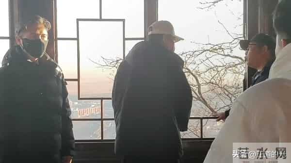 53岁辛柏青有气无力 站立需搀扶 丧妻后似丢了魂 和李乃文再拜大孤山