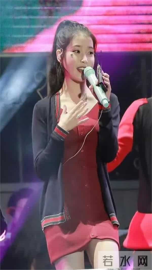 iu李知恩也有丰满风韵的时刻，这个衣服真挺漂亮