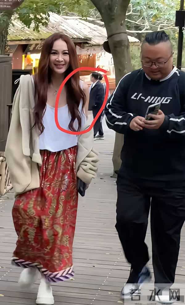 温碧霞现身普陀山 卷发披肩 肤色很白 整张脸又僵又肿 感觉医美过度了