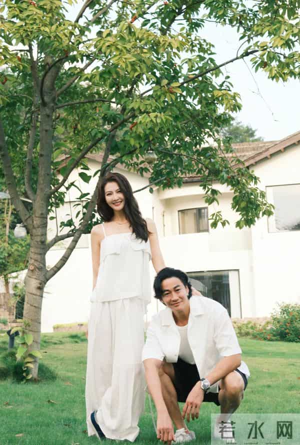 50岁何润东晒夫妻写真，与林姵希高甜撒糖，林姵希气质出众似明星