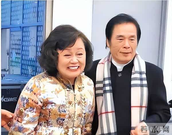 他与6个老婆共处一室，每人每月7万零花钱，71岁又娶了50岁妻子