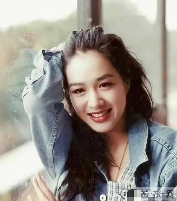 回头一笑百媚生,钟丽缇年轻无人能敌,难怪被称为亚洲性感女神!