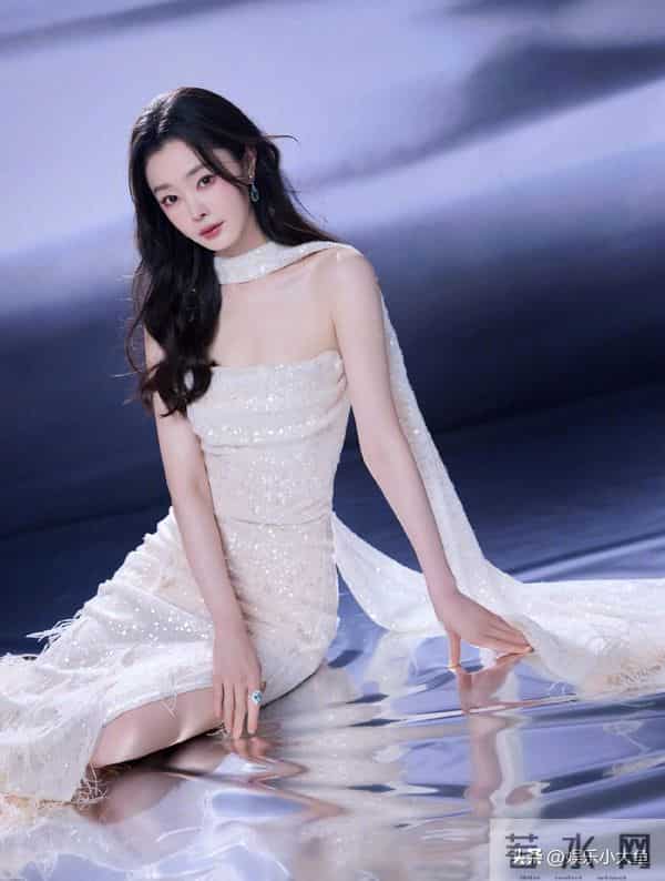 宋轶最新活动照,一袭白色薄纱羽毛裙,布灵布灵的,美得不可方物
