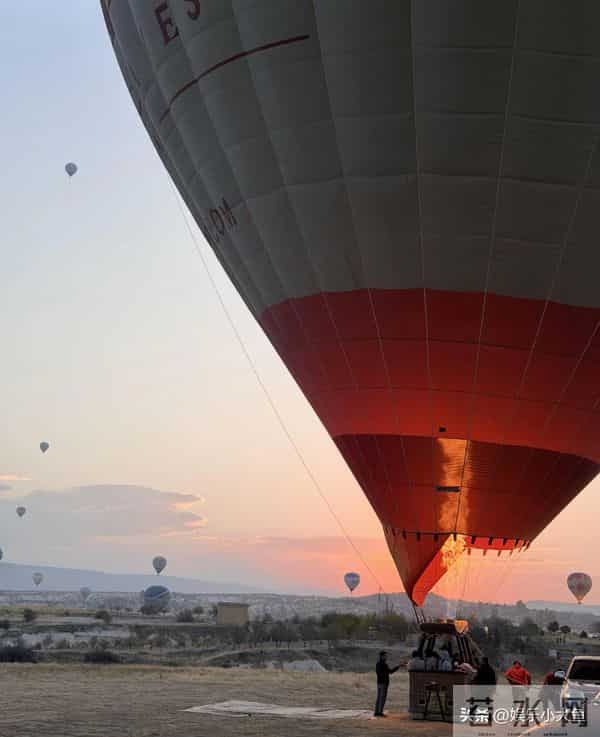 主持人金佳悦晒土耳其旅游美照，穿挂脖裙大秀美腿，杨柳细腰好辣