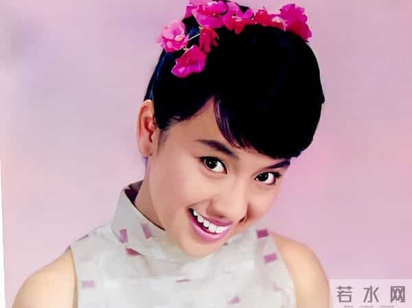 42岁结婚6年后回归单身,在97岁母亲面前,她仍是爱唱歌的小女孩