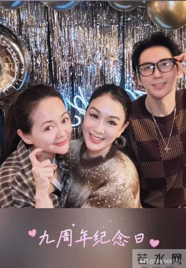 55岁钟丽缇和小12岁张伦硕庆祝结婚九周年,喝交杯酒亲吻甜蜜如初