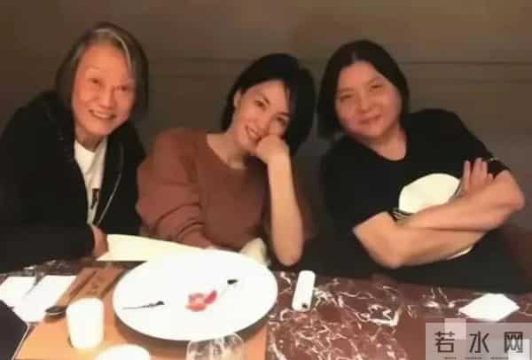 谢霆锋王菲现身北京机场,天后把头靠在男友身上,甜蜜动作不断