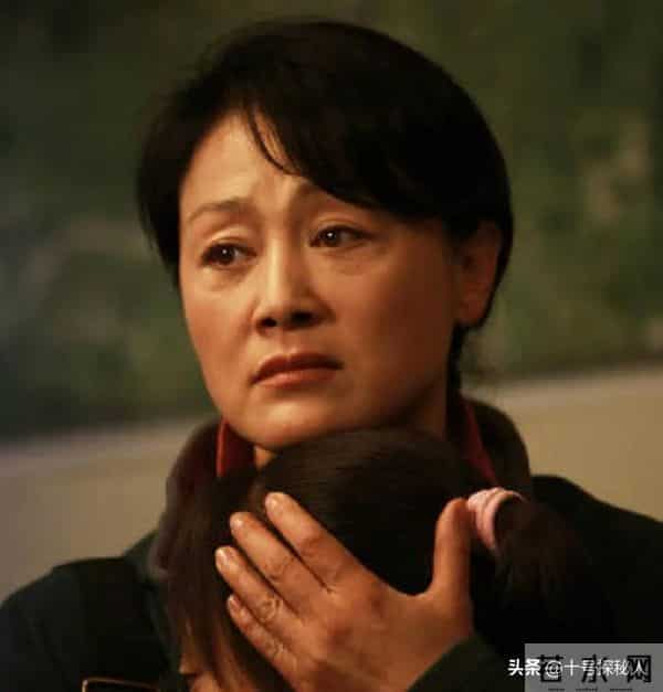 母亲是影后,丈夫是著名演员,公公是央视名嘴,34岁的她却当网红