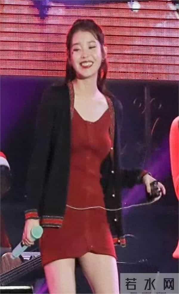 iu李知恩也有丰满风韵的时刻，这个衣服真挺漂亮