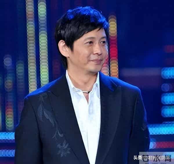 央视一哥和董卿同居6年分手，51岁二婚再娶娇妻，如今60岁大变样