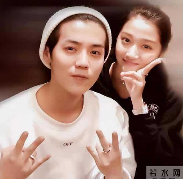 鹿晗关晓彤同天现身机场,一个细节说明一切