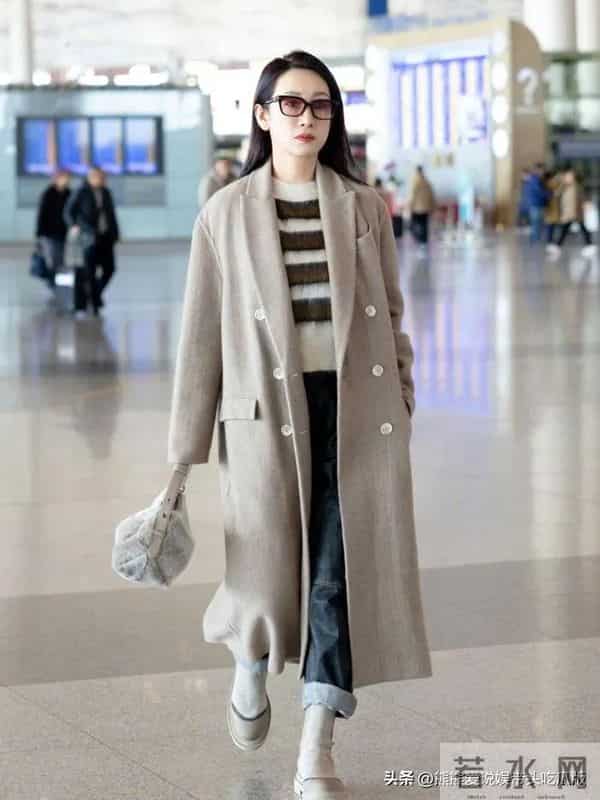 秦海璐真是大婶辈的穿搭标杆！穿大衣+条纹毛衣+直筒裤，时髦高级