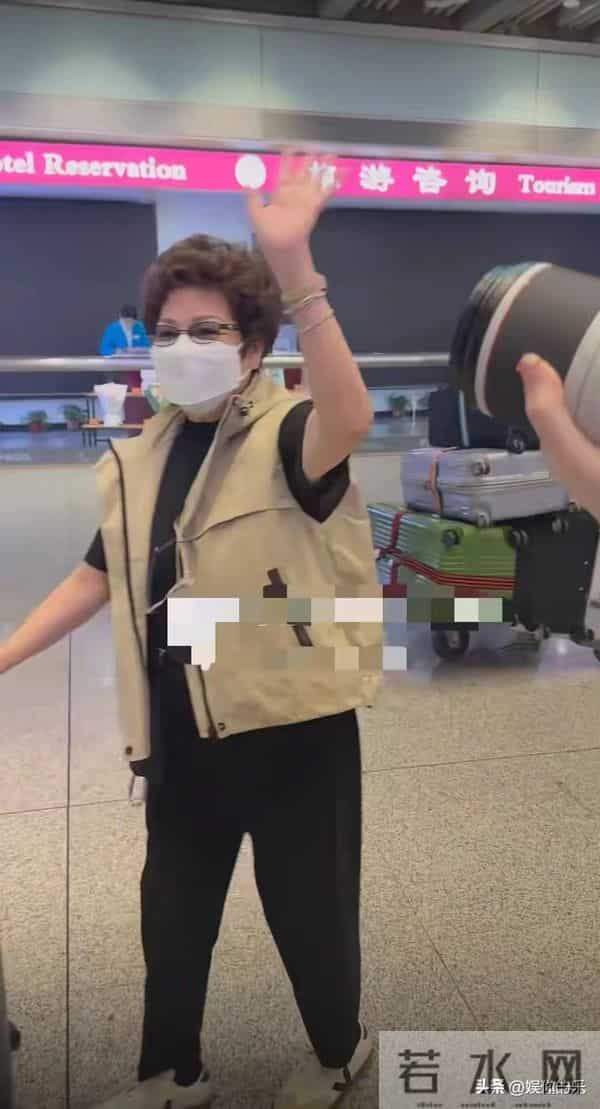 陈伟霆亲自接妈妈来京探望孙媳,摸脸好宠溺!对何穗很满意!