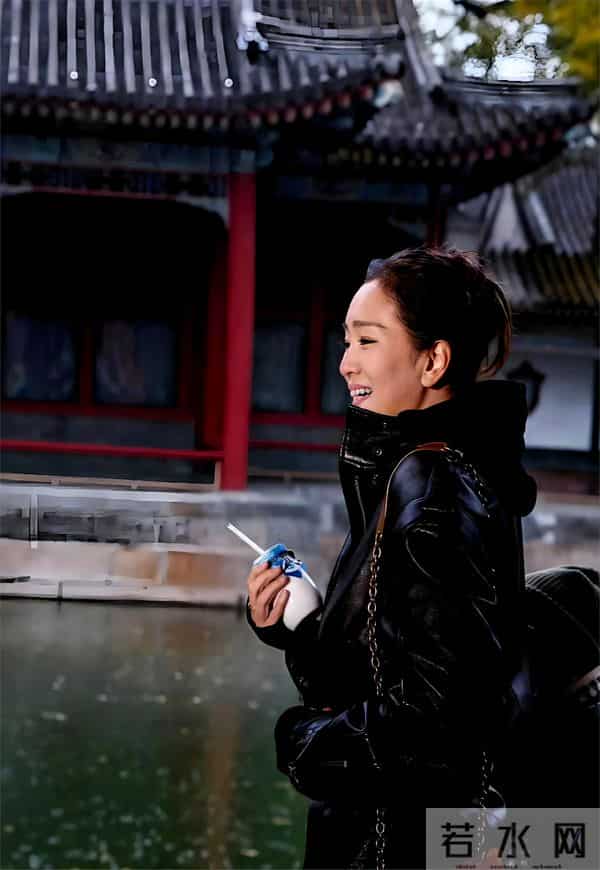 巩俐一头银发现身晚宴!从容老去拒绝修饰,真实状态最美!