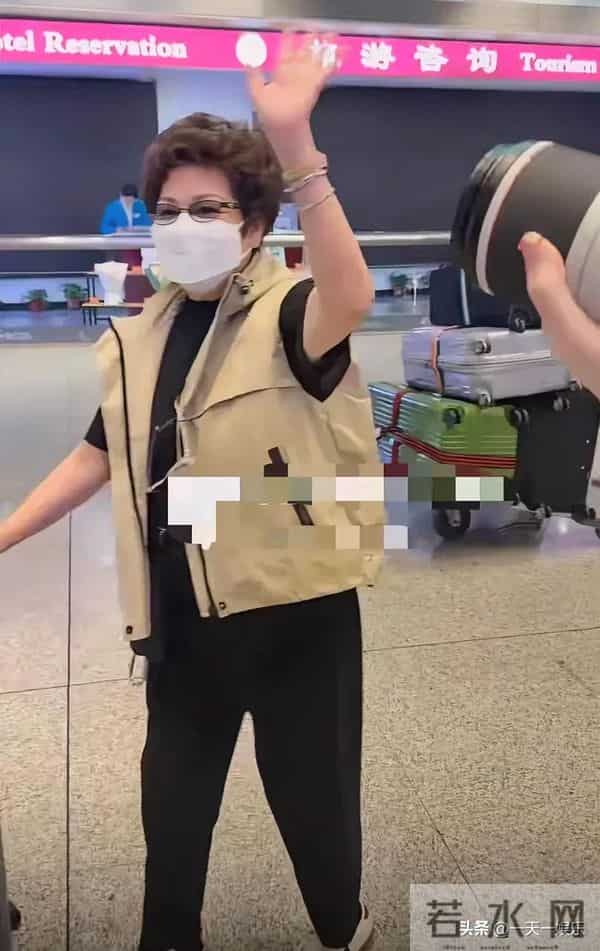 陈伟霆妈妈专程飞北京 看孙子儿媳 何穗穿情侣装 为迎接婆婆首晒美照