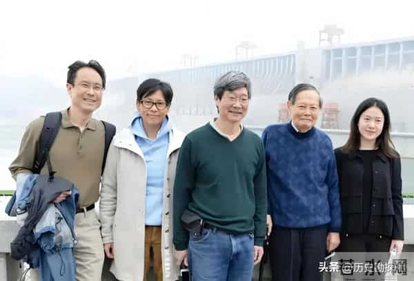 这是翁帆和杨振宁领证留影,弟弟、弟媳陪同,杨振宁一脸不好意思