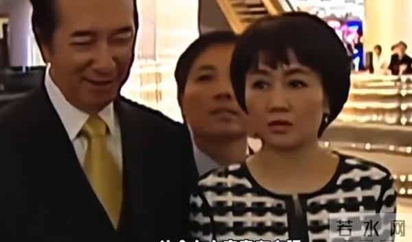 赌王四太梁安琪近况,皮松肉垮骨头突出,马来街头戴礼帽吃路边摊