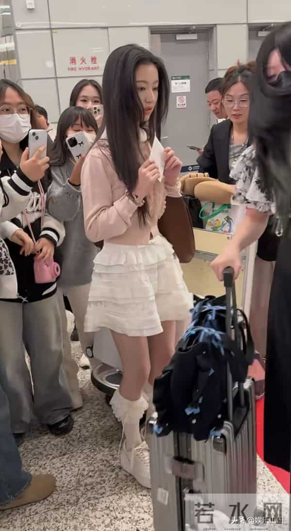 16岁裴佳欣现身机场被偶遇，粉上衣配白短裙，好清纯好可爱
