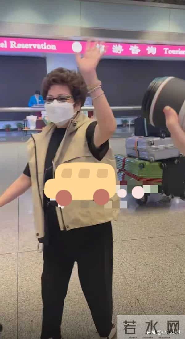 陈伟霆机场接妈妈 何穗穿情侣装首晒照迎婆婆 官宣后婆媳首聚超温馨