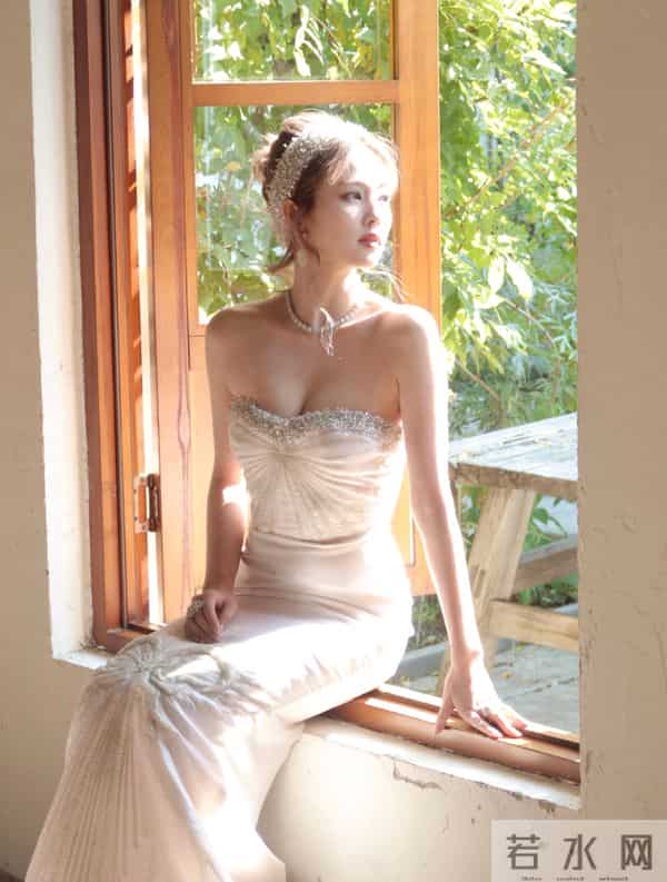 白鹿不要这么考验大家的定力!最近好爱穿抹胸裙啊