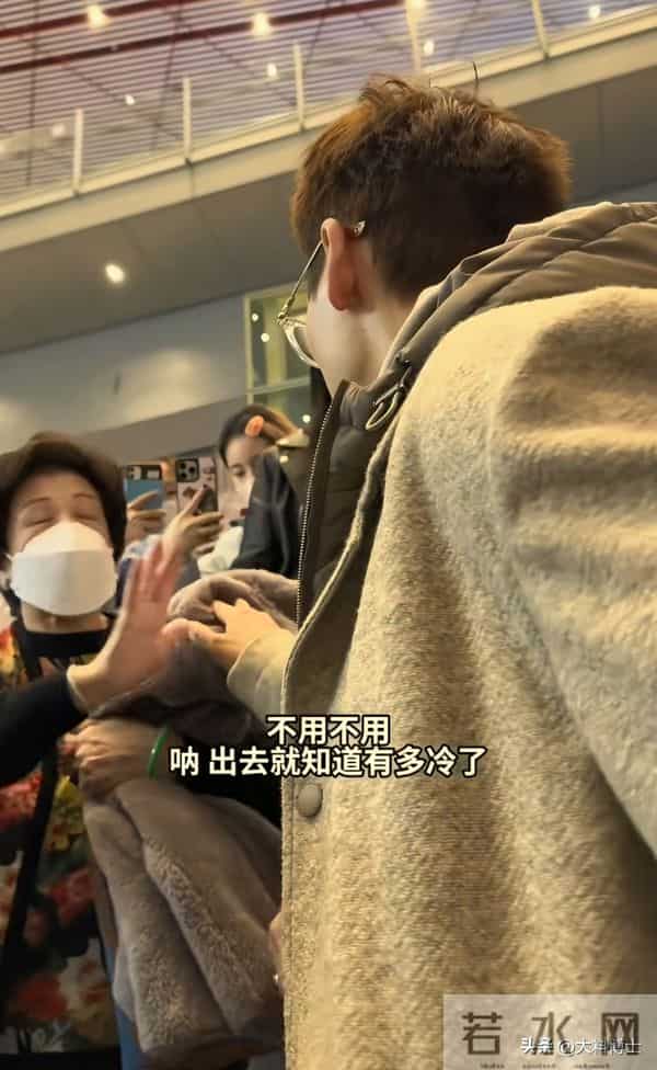 陈伟霆爱人北京豪宅晒照,何穗产后腰细身瘦,陈妈妈来京看孙子