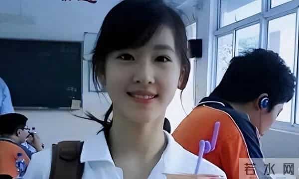 当29岁京东夫人遇上59岁万达夫人，两人相差30岁，章泽天却输了？