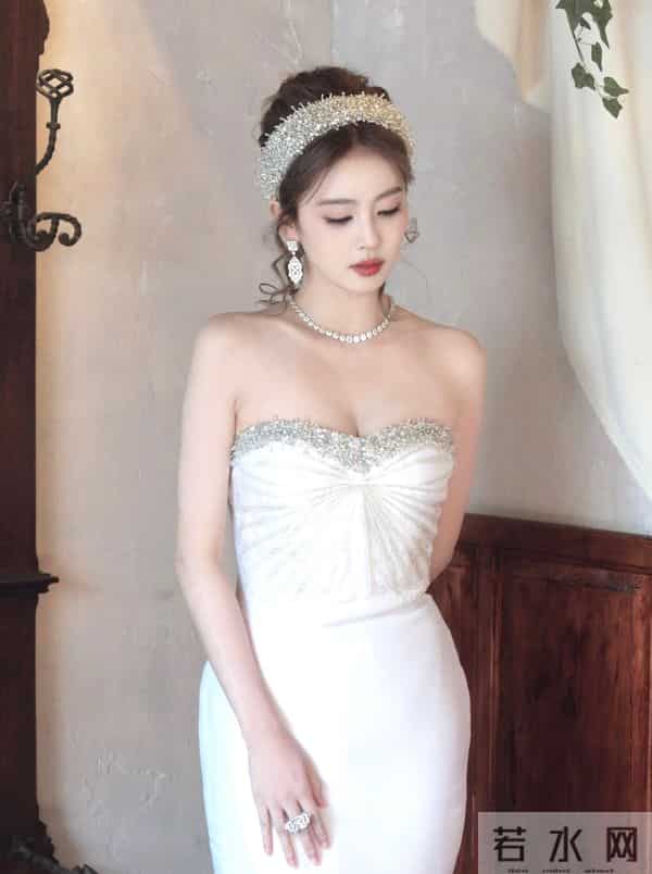 白鹿不要这么考验大家的定力！最近好爱穿抹胸裙啊