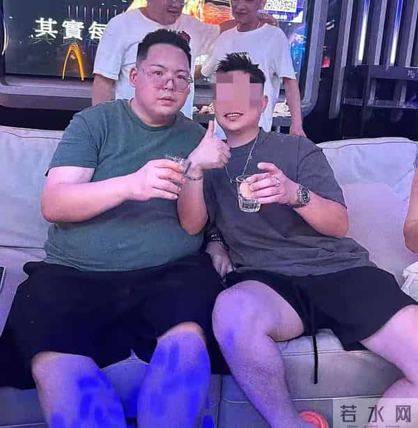 向太脸都被儿子丢尽了!向佑满肚肥肠带女友酒吧挥霍,38岁仍啃老