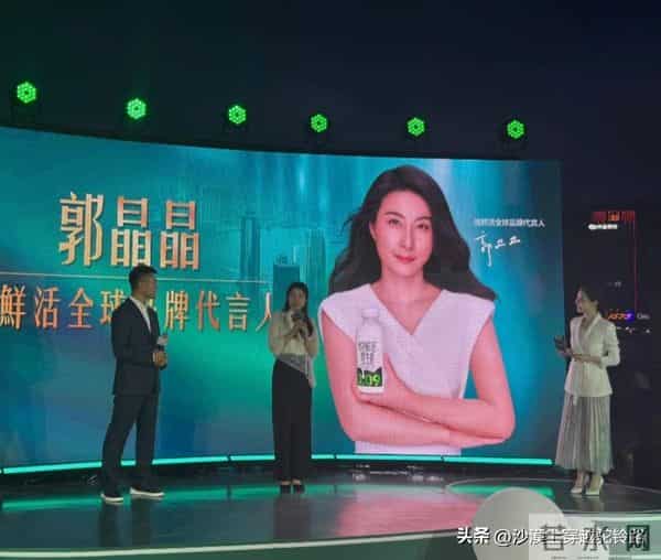 郭晶晶和欧阳夏丹现身香港K11,一个魅力十足,一个漂亮显年轻