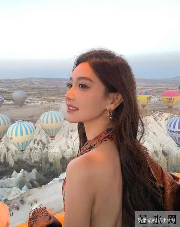 主持人金佳悦晒土耳其旅游美照，穿挂脖裙大秀美腿，杨柳细腰好辣