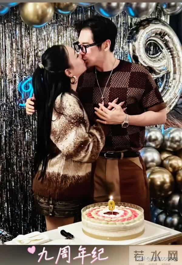 55岁钟丽缇和小12岁张伦硕庆祝结婚九周年,喝交杯酒亲吻甜蜜如初