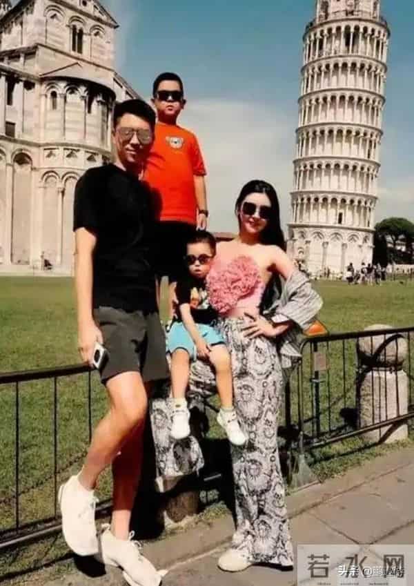 40岁李小萌北京逛街,开五六百万劳斯莱斯,王雷大连富二代不差钱