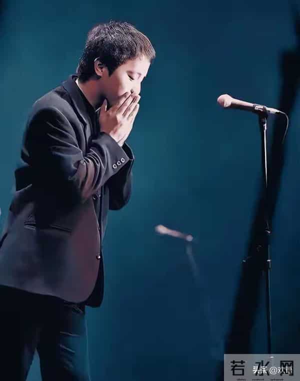 王菲没想到,自己56岁的前夫如今隐居阿那亚,把生活过成了一首诗