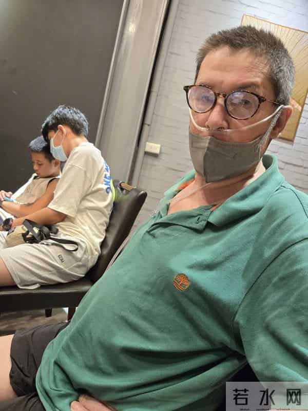 郭爸爸晒自拍，老了但精神足不像癌症患者，郭碧婷带孩子陪伴左右