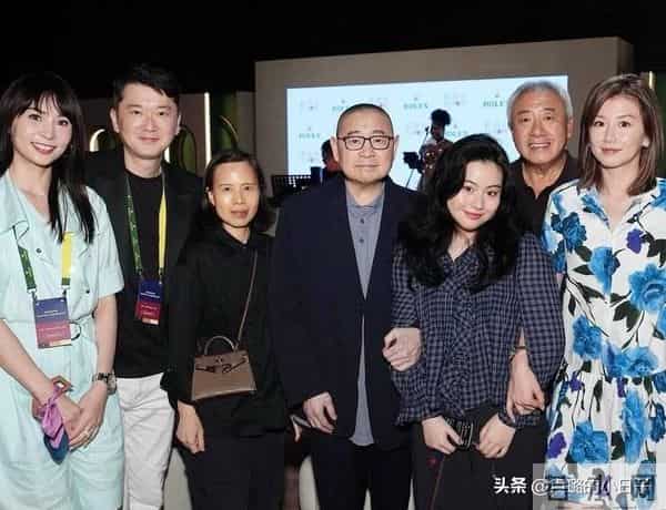 甘比和情敌在较劲，给17岁女儿生日过于低调了！