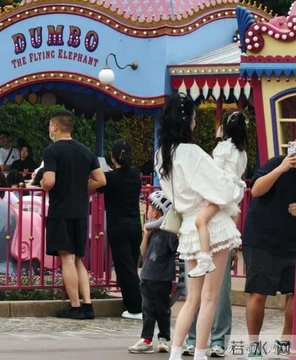 何穗在别墅晒产后美照!哺乳期特征很明显,小腹平到内凹光脚踩地