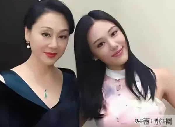 母亲是影后,丈夫是著名演员,公公是央视名嘴,34岁的她却当网红