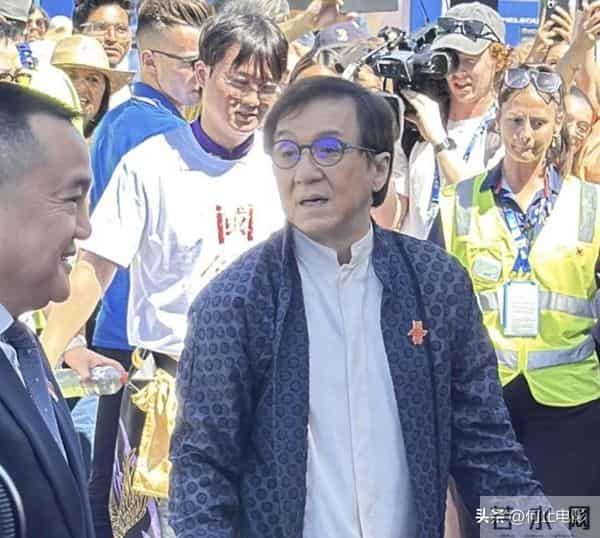 生龙活虎的李连杰、洪金宝,疑血液净化?日赚百万真成冰山一角