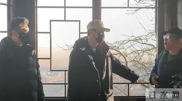 53岁辛柏青有气无力 站立需搀扶 丧妻后似丢了魂 和李乃文再拜大孤山