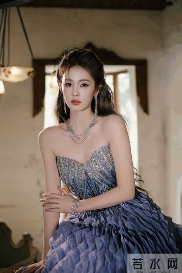 白鹿不要这么考验大家的定力!最近好爱穿抹胸裙啊