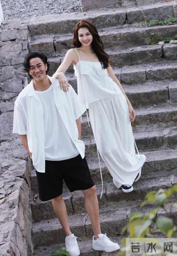 50岁何润东晒夫妻写真，与林姵希高甜撒糖，林姵希气质出众似明星