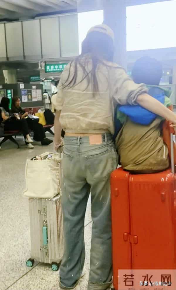 黄晓明一家4口参加生日宴!小海绵被奶奶搂在怀中,长腿溢出屏幕