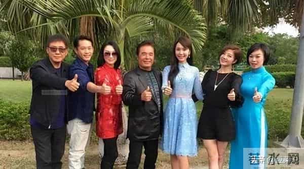 他与6个老婆共处一室，每人每月7万零花钱，71岁又娶了50岁妻子