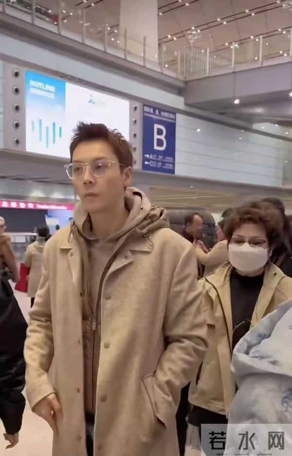 陈伟霆妈妈飞北京看孙子!婆媳第一次见面,何穗大胆拍辣照迎接!