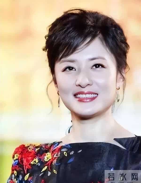 连续17年主持春晚的她，12年婚姻终究离婚，坦白：婚姻只会痛苦