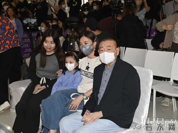 甘比和情敌在较劲，给17岁女儿生日过于低调了！