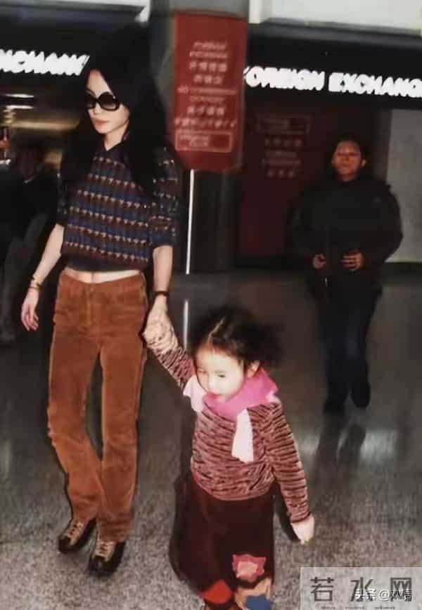 王菲没想到,自己56岁的前夫如今隐居阿那亚,把生活过成了一首诗