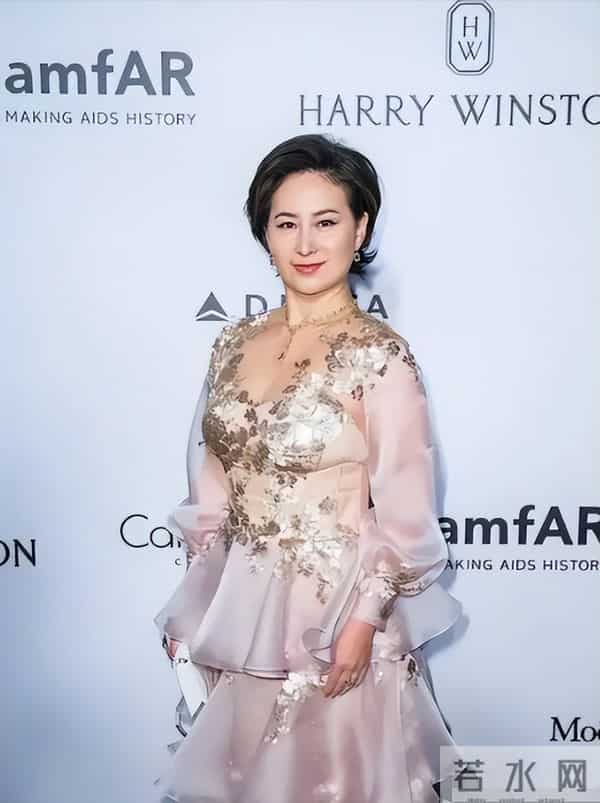 何猷君也没想到，自己63岁的大姐何超琼，竟还能再为赌王家族争光