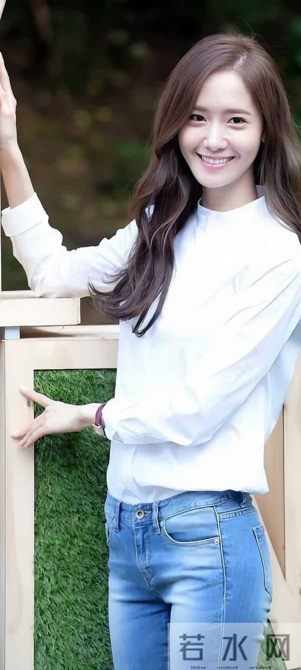 林允儿紧身牛仔裤的性感，是高级又撩人的致命诱惑！